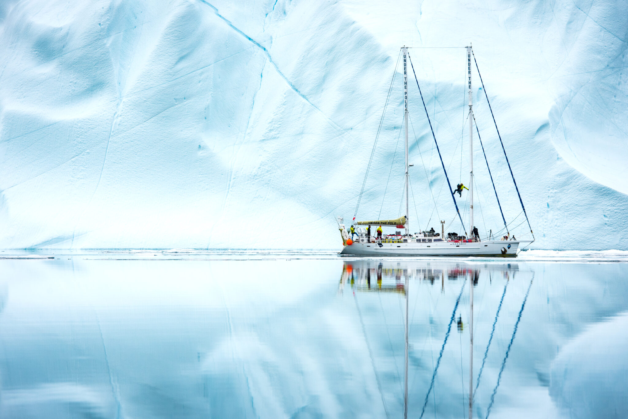 Under The Pole III is undertaking the technical sailing of the North West passage, starting to make its way through the ice. CANADA.

Under The Pole III entame la navigation technique du passage du Nord Ouest a travers la glace. CANADA.